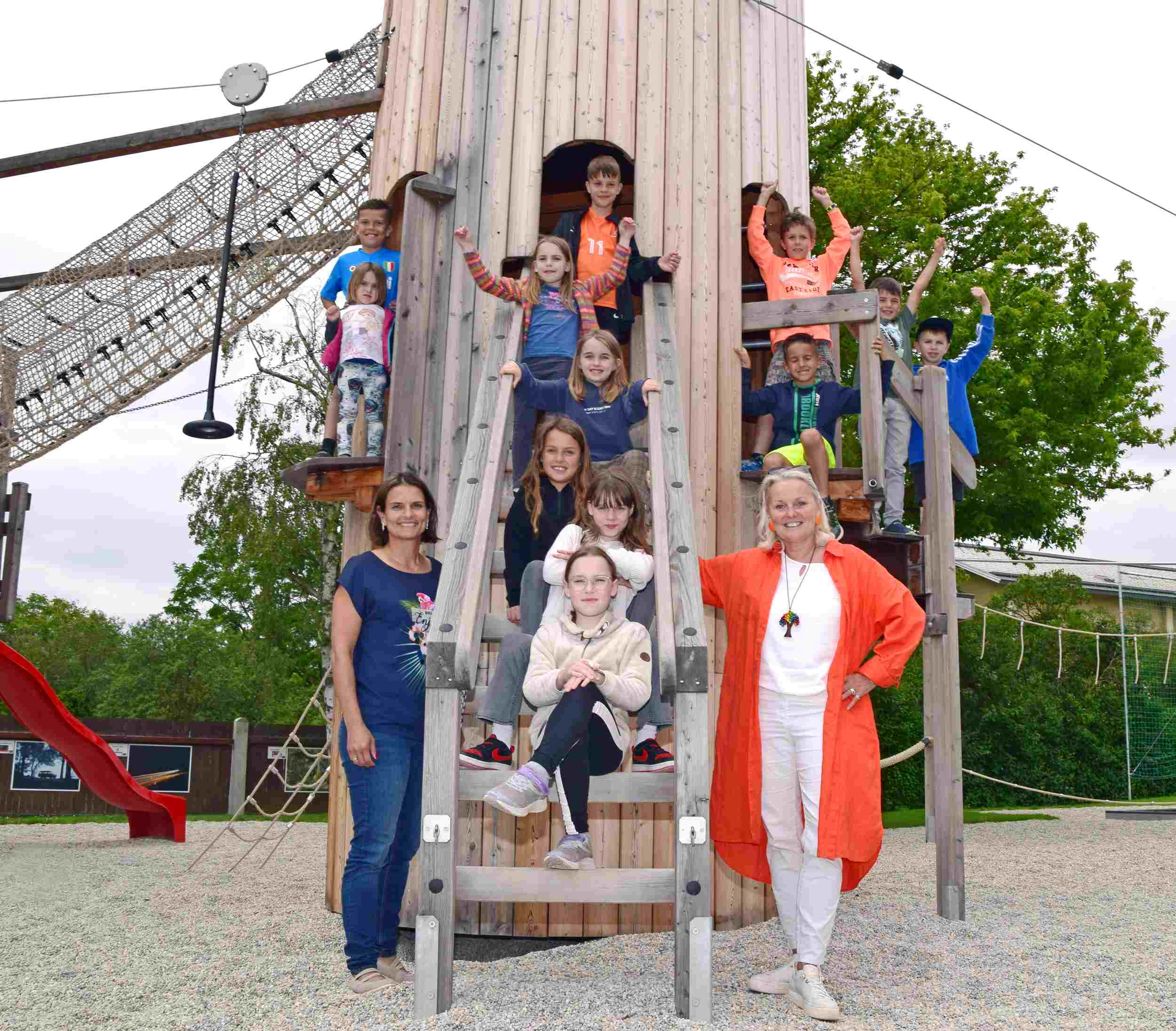 Fabian,  Mona, David,  Tessa,  Mirjam, Valerie, Liara, Emily,  Julian, Leander, Jonas,  Rafael, GR Evelyn Schmidt und StR Maria van Dyck freuen sich aufs Fest. Foto: Gabriele Hohenegger